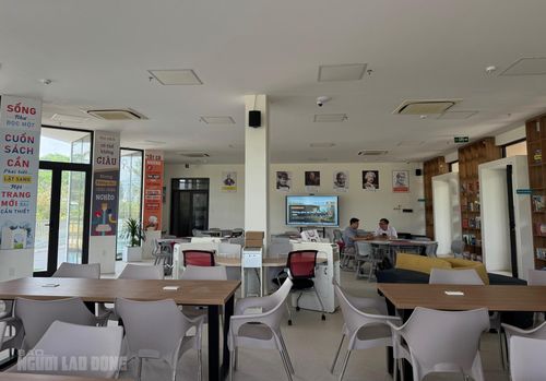 Phòng đọc ở tầng trệt với thiết kế tủ sách xung quanh, ở giữa bố trí bàn ghế