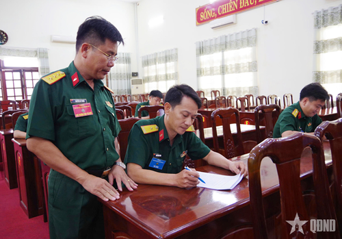 Chỉ huy Lữ đoàn 26 kiểm tra thí sinh trong phần thi hiểu biết chung.
