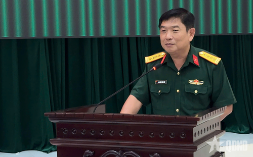 Đại tá Nguyễn Thúc Linh, Phó chủ nhiệm Chính trị Quân khu 9 phát biểu tại hội nghị.
