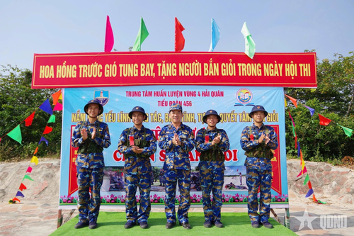 Chỉ huy Trung tâm Huấn luyện Vùng 4 Hải quân chúc mừng các chiến sĩ mới đạt kết quả bắn giỏi.