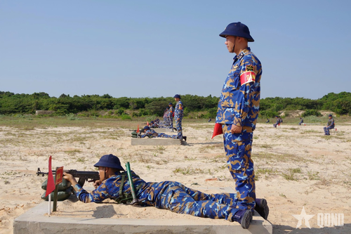 Chiến sĩ mới thực hành bắn súng tiểu liên AK bài 1 tư thế nằm bắn.