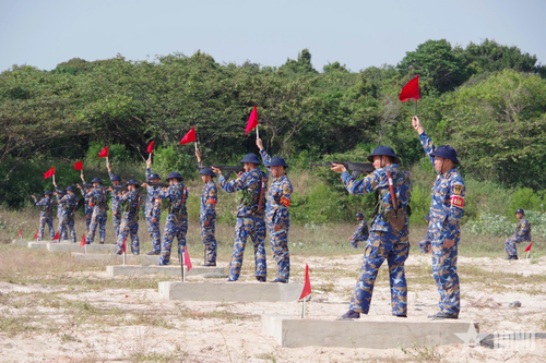 Chiến sĩ mới thực hành bắn súng tiểu liên AK bài 1 tư thế đứng bắn.