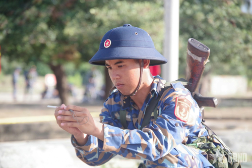 Chiến sĩ mới thực hiện tra kíp nổ.