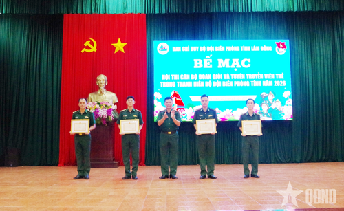 Lãnh đạo Bộ đội Biên phòng tỉnh Lâm Đồng trao giấy khen tặng các tập thể đạt thành tích xuất sắc. 