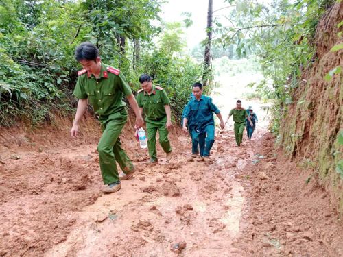 Công an xã Sa Loong thường xuyên bám sát địa bàn tại các khu vực xung yếu.