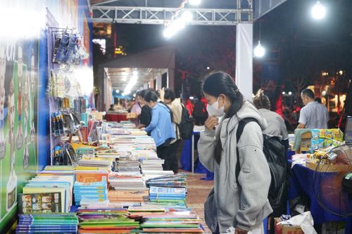 Các đơn vị phát hành sách mang đến nhiều đầu sách phong phú, phù hợp với nhiều độ tuổi cùng nhiều chương trình ưu đãi dành cho bạn đọc