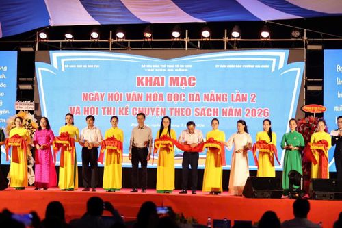 Đại biểu thức hiện nghi thức cắt băng khai mạc chương trình