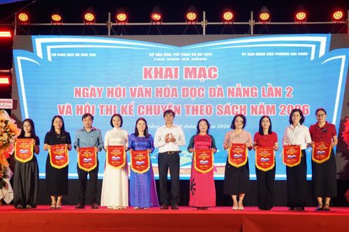 Phó Giám đốc Sở Giáo dục và Đào tạo Nguyễn Hoàng Nam trao cờ lưu niệm cho các đơn vị tham gia Hội thi Kể chuyện theo sách
