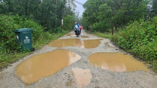 Đoạn đường TNVB qua thôn Xuân Mỹ chưa được thảm nhựa nên khi gặp mưa to, mặt đường đất bị sình lầy, đi lại khó khăn.