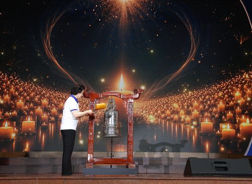  Phó Thủ tướng Phạm Thị Thanh Trà thỉnh chuông tri ân những người chết não hiến tặng mô, tạng. Ảnh: TUẤN DŨNG 