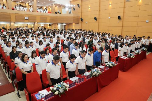  Các đại biểu dành phút mặc niệm tri ân những người chết não đã hiến mô, tạng. Ảnh: TUẤN DŨNG 