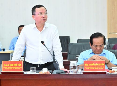 Phó Trưởng Ban Tổ chức Thành ủy TPHCM Đặng Quốc Toàn nêu ý kiến tại buổi khảo sát. Ảnh: VIỆT DŨNG