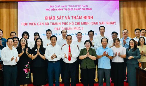 Các đại biểu dự buổi khảo sát. Ảnh: VIỆT DŨNG