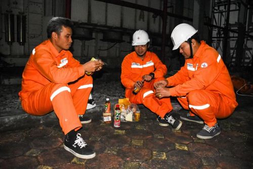 Bữa ăn vội tại hiện trường của các thí nghiệm viên