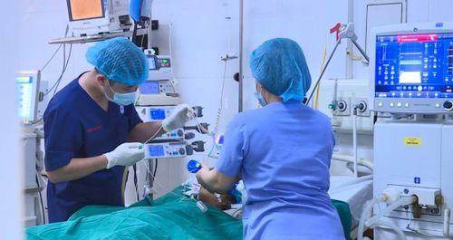 Hồi sức tích cực cho bệnh nhi bị đuối nước nguy kịch - Ảnh BVCC
