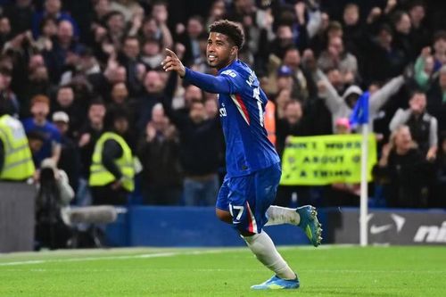 Cũng chính Enzo Fernandez kiến tạo giúp Andrey Santos dứt điểm cận thành nâng tỷ số lên 2-0 ở phút 67.