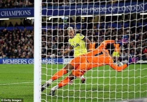Nỗ lực đua trụ hạng của Tottenham chỉ có được bàn gỡ nhờ công Richarlison ở phút 74.