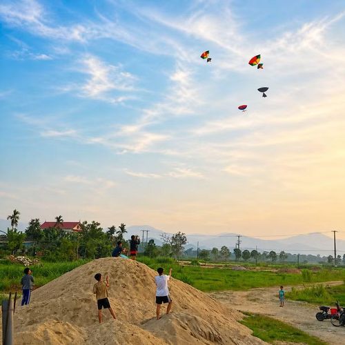 Trẻ con thả diều ngày Hạ. Ảnh: Nguyễn Hà.