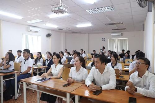 Khai giảng lớp "Kỹ năng ứng dụng AI dành cho sinh viên” của Trường Đại học Ngân hàng TPHCM. Ảnh: HUB.