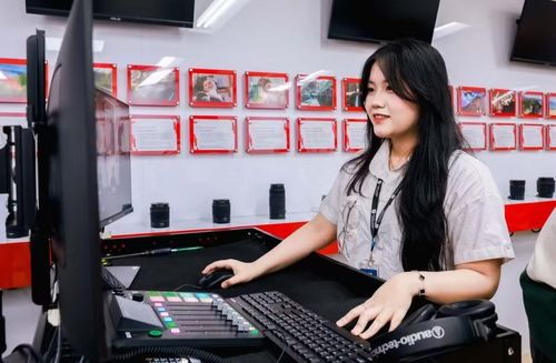 Sinh viên Trường Đại học Văn Lang trong giờ học thực hành. Ảnh: VANLANG NEWS.