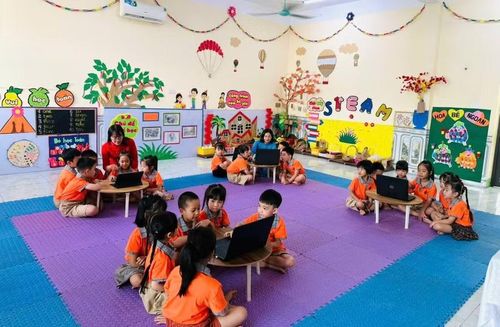 Trẻ ở Trường Mầm non Xuân Lũng làm quen với máy vi tính.