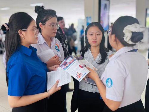 Học sinh tìm hiểu về ngành nghề năm 2026. Ảnh: Thùy Linh.