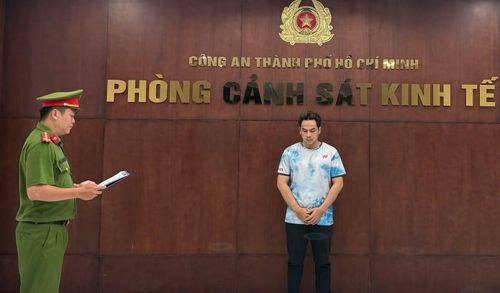 Nguyễn Trần Việt Hoàng tại cơ quan công an.