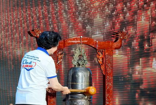Phó Thủ tướng Phạm Thị Thanh Trà thỉnh chuông tri ân tại buổi lễ sáng 20/5.