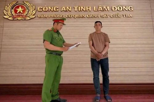 Phan Đình Dân tại cơ quan công an.
