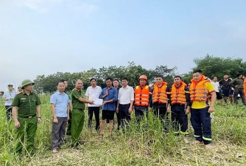 Công an tỉnh Phú Thọ trao thưởng ông Trương Hữu Khoa.