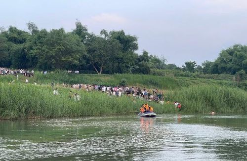 Lực lượng chức năng và ông Khoa tìm kiếm các cháu đuối nước trên sông Lô.