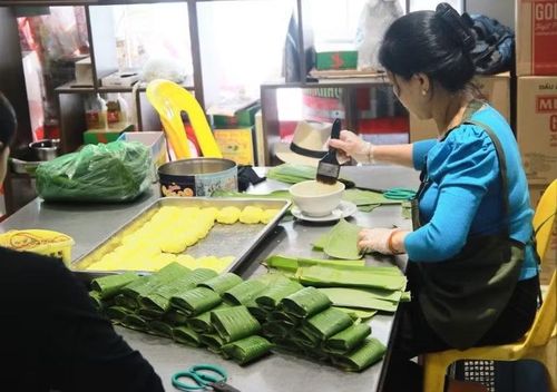Nhân bánh phu thê là sự hòa quyện của đỗ xanh, dừa bánh tẻ và hạt sen