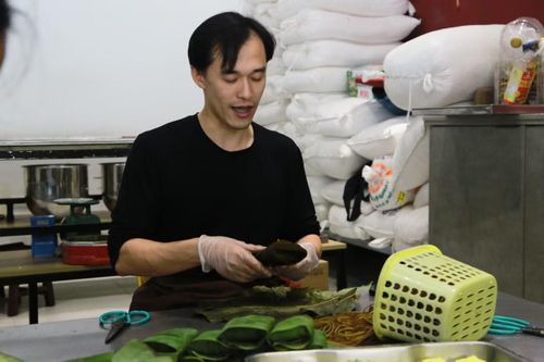 Anh Nguyễn Đình Sơn gói bánh phu thê