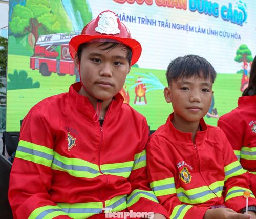 Em Lê Văn Vinh Sang, bệnh nhi đang điều trị tại bệnh viện, không giấu được niềm vui khi lần đầu tham gia chương trình. “Đây là lần đầu tiên em được tự tay điều khiển robot cứu hỏa, xịt nước chữa cháy. Em thấy các chú lính cứu hỏa rất ngầu, sau này em cũng muốn trở thành một người lính cứu hỏa”, Sang chia sẻ.
