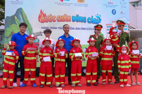 Đại diện Ban tổ chức cho biết, chương trình với mong muốn mang đến cho các bệnh nhi một không gian trải nghiệm tích cực, giúp các em có thêm niềm vui, tinh thần lạc quan và sự kết nối với cộng đồng. Qua đó, lực lượng Cảnh sát PCCC và CNCH cũng góp phần tuyên truyền, nâng cao nhận thức về công tác phòng cháy chữa cháy cho trẻ em và người dân.