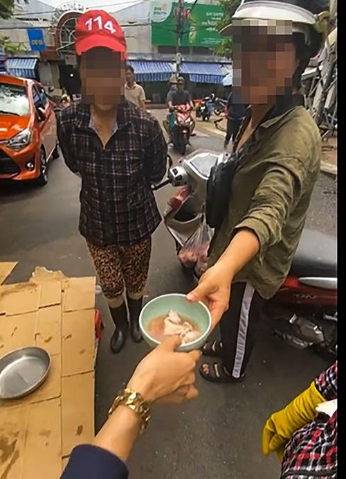 Người dân tập trung theo dõi sự việc. Ảnh cắt từ màn hình.