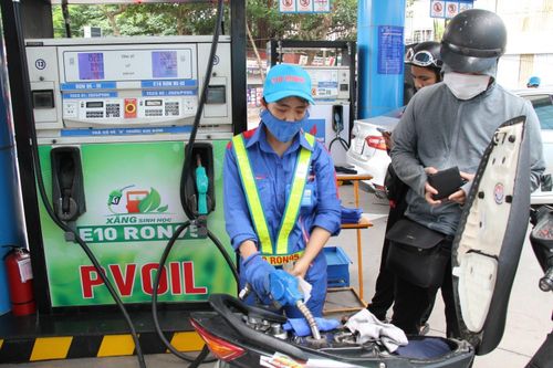Điểm quan trọng khi sử dụng xăng E10 nằm ở việc ethanol có chứa oxy trong cấu trúc phân tử, giúp quá trình đốt cháy trong động cơ diễn ra hoàn thiện hơn.