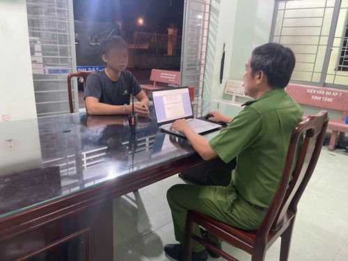 Công an làm việc với đối tượng trộm tài sản.