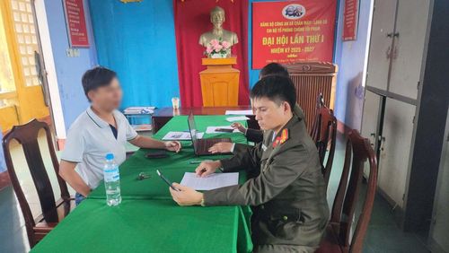 Một cá nhân được CA mời lên làm việc