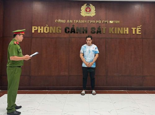Cơ quan công an tống đạt các quyết định và lệnh đối với Nguyễn Trần Việt Hoàng. Ảnh: CA
