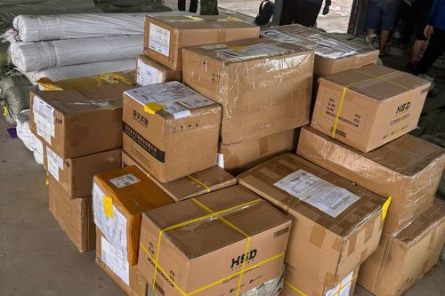 Số hàng hóa giả mạo nhãn hiệu do lực lượng chức năng phát hiện. Ảnh: Công an tỉnh Lạng Sơn