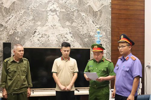 Lực lượng chức năng thi hành lệnh khám xét nơi ở của Nguyễn Huy Vũ. Ảnh: Công an tỉnh Lạng Sơn