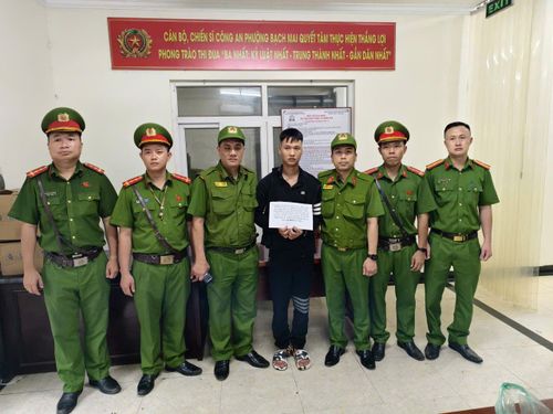 Đội Cảnh sát phản ứng nhanh bàn giao đối tượng cho Công an phường Bạch Mai. Ảnh: CACC