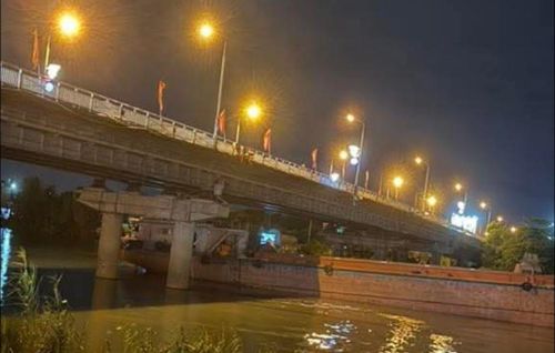 Tàu hàng bị mắc kẹt dưới gầm cầu Đò Quan. Ảnh: N.Q.