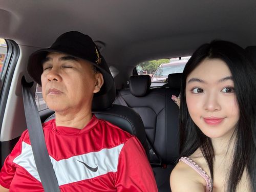 Lọ Lem (Mai Thảo Linh) khoe hình ảnh được bố đưa đi ăn.