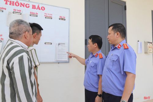 Trại tạm giam Công an tỉnh niêm yết công khai các văn bản liên quan đến đặc xá tại bảng tin của Phân trại quản lý phạm nhân.