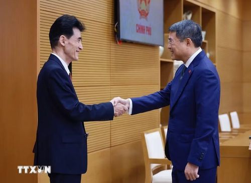 Thủ tướng Lê Minh Hưng tiếp Đại sứ Triều Tiên Ri Sung Guk. (Ảnh: Dương Giang/TTXVN)