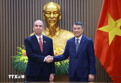 Thủ tướng Lê Minh Hưng tiếp Đại sứ Cuba Rogelio Polanco Fuentes. (Ảnh: Dương Giang/TTXVN)