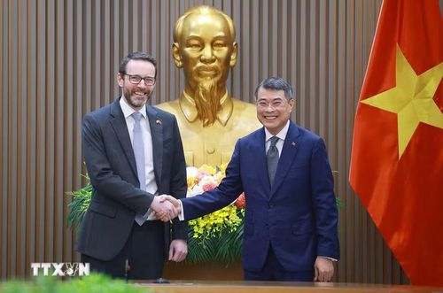 Thủ tướng Lê Minh Hưng tiếp Đại sứ Vương quốc Anh và Bắc Ireland Iain Frew. (Ảnh: Dương Giang/TTXVN)