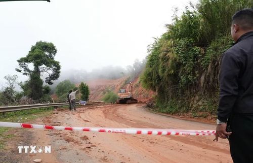 Từ sáng 20/5, sau khi tạm dừng các phương tiện lưu thông, các đơn vị đã triển khai các mũi thi công khắc phục sạt lở lớn tại 2 vị trí khác nhau trên đèo Gia Bắc (xã Sơn Điền, Lâm Đồng). (Ảnh: Nguyễn Dũng/TTXVN)